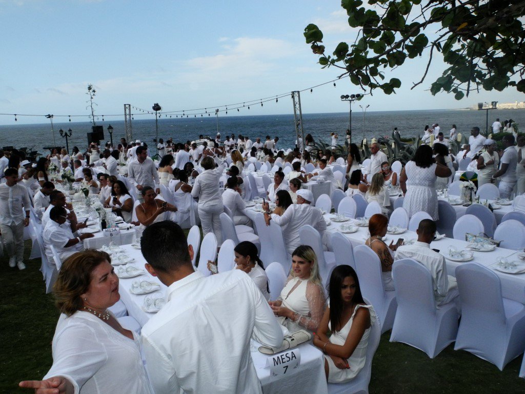 Vista "Le Dîner en Blanc" (la cena de blanco) en La Habana.