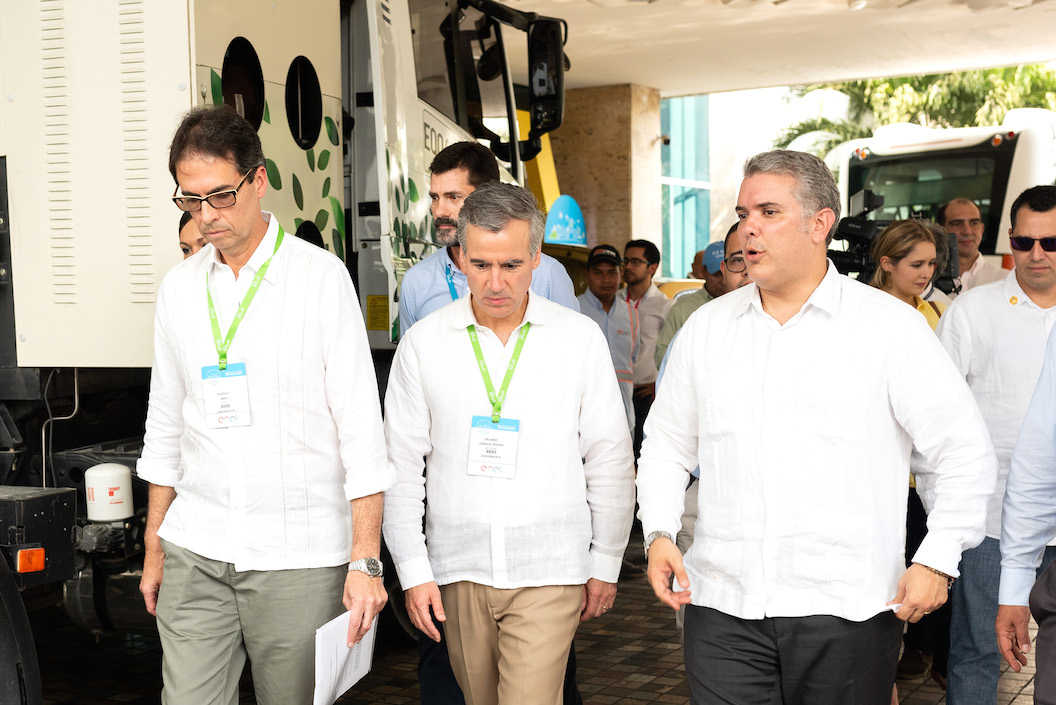 El presidente Iván  Duque con el presidente del Consejo Directivo e Naturgas, Rodolfo Anaya y el presidente ejecutivo de la agremiación, Orlando Cabrales Segovia.