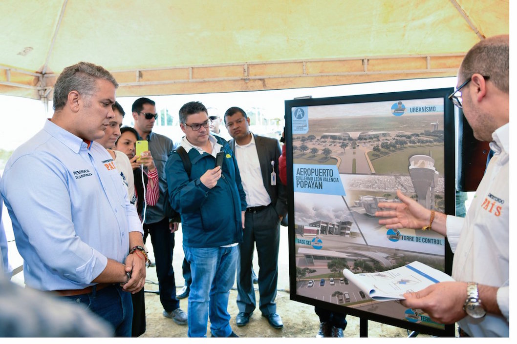 El Presidente Iván Duque revisando los detalles del proyecto.