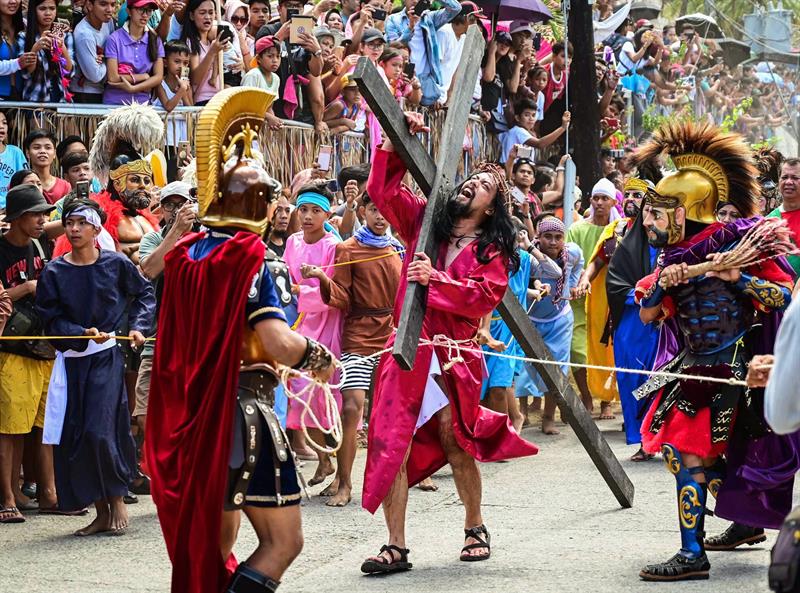 Filipinos representan la pasión de Cristo durante el Viernes Santo en Boac, Marinduque.