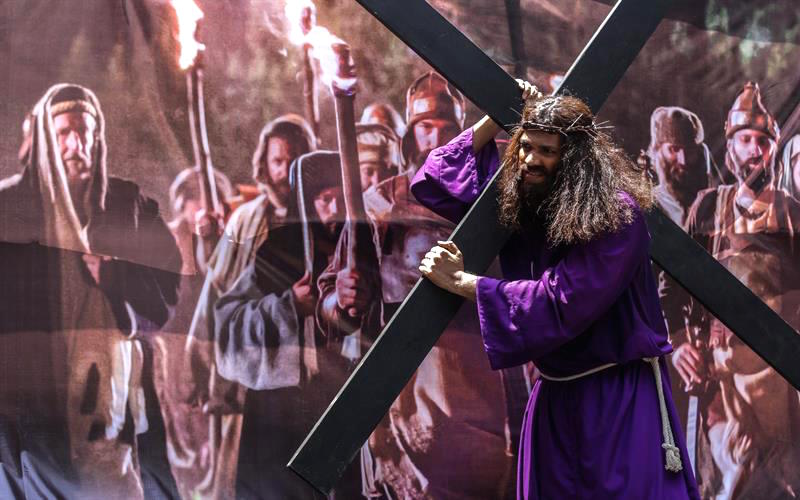 Un hombre interpreta el papel de Jesús en la representación de la Pasión de Cristo, en Bombay (India).