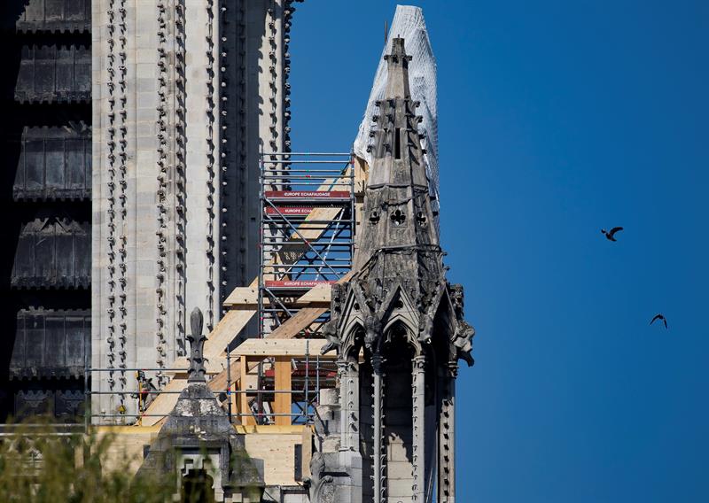 Vigas de madera refuerzan la estructura de piedra de la Catedral de Notre Dame este viernes en París (Francia). Un incendió destruyó parcialmente la estructura el lunes pasado. 