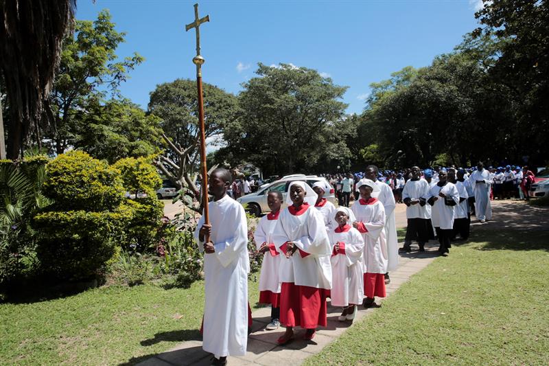 Cristianos de la iglesia anglicana de St Martin's Hatfield asisten a las celebraciones por el Viernes Santo en Harare, Zimbabue.
