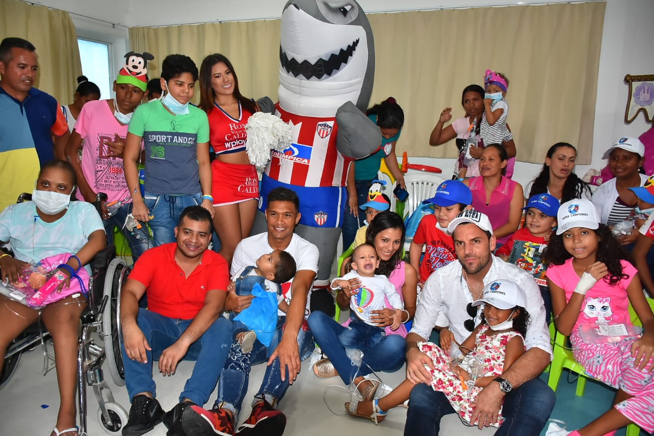 Teófilo Gutiérrez y Sebastián Viera con los niños internados en la clínica Bonnadona.