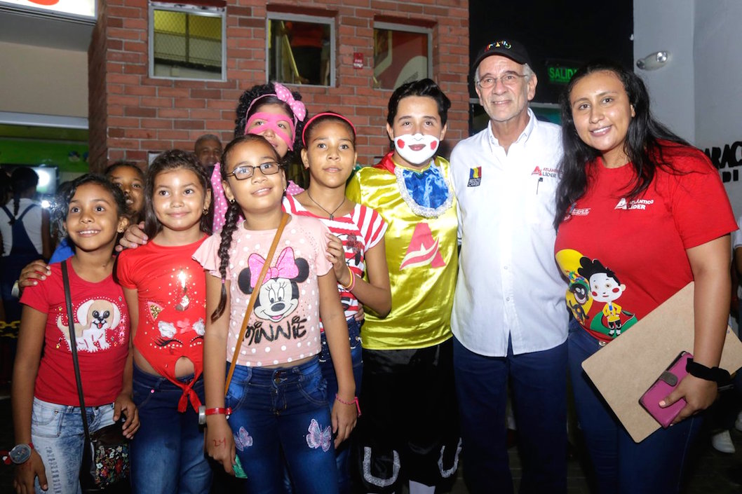 El Gobernador Eduardo Verano De la Rosa con un grupo de niños.