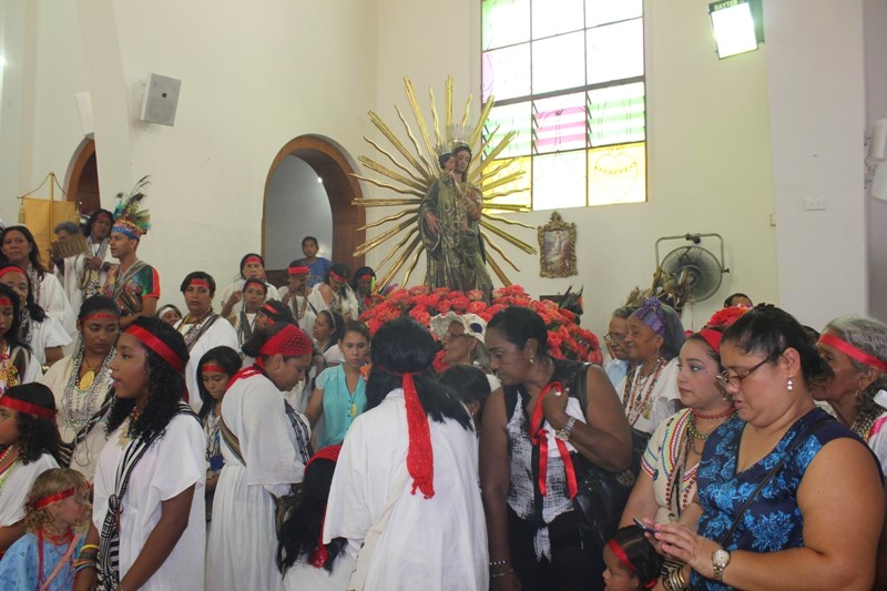 Consagración de los indigenas a la Virgen del Rosario.