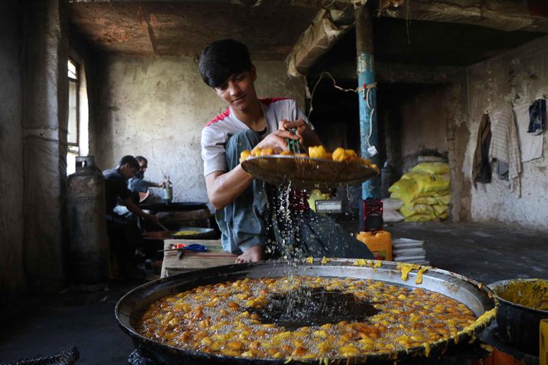 Un pastelero prepara dulces, este lunes, antes de la hora de romper el ayuno en Herat (Afganistán). 