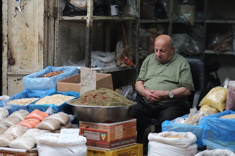 Un vendedor aguarda la llegada de clientes en su puesto de un mercado, este lunes, durante las celebraciones del mes sagrado de ramadán, en la ciudad cisjordana de Nablus.
