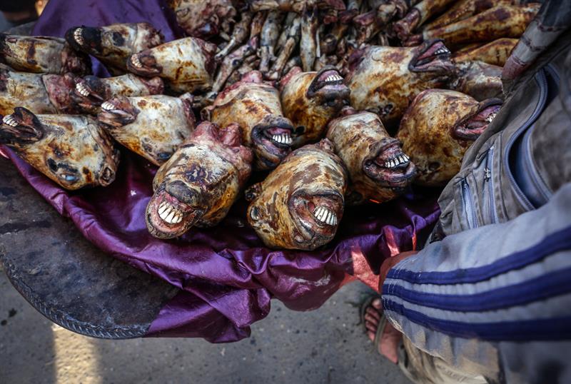 Un hombre vende cabezas de oveja durante el primer día del ramadán, este lunes en Kabul (Afganistán).