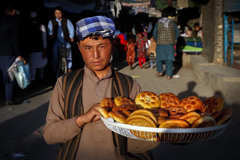Un hombre vende pan durante el primer día del ramadán, este lunes en Kabul (Afganistán).
