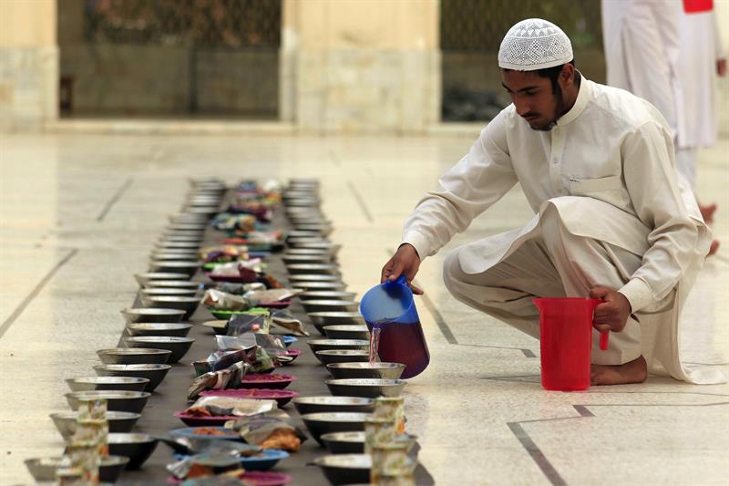 Un hombre rellena cuencos con una bebida azucarada durante el primer día de ramadán, este lunes en Peshawar (Pakistán).