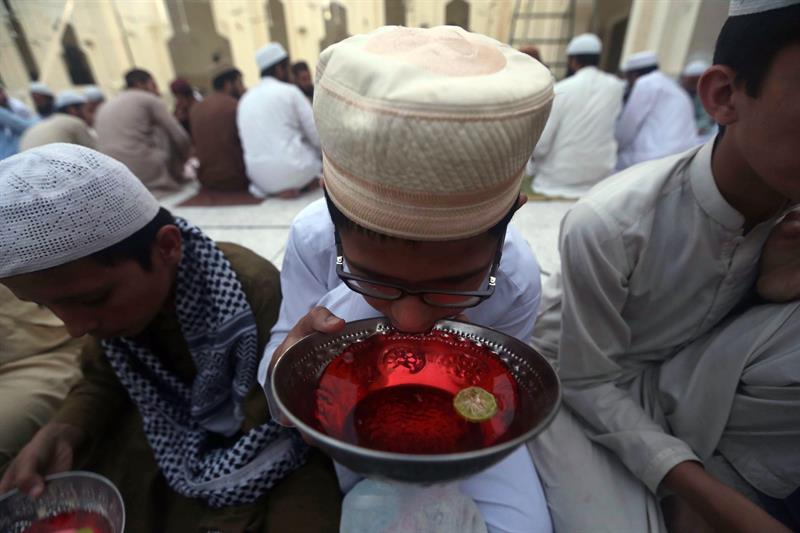 Un joven rompe el ayuno en una mezquita durante el primer día de ramadán, este lunes en Peshawar (Pakistán).