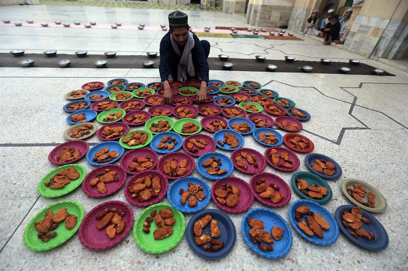  Un hombre prepara decenas de platos con comida para romper el ayuno durante el primer día de ramadán, este lunes en Peshawar (Pakistán).