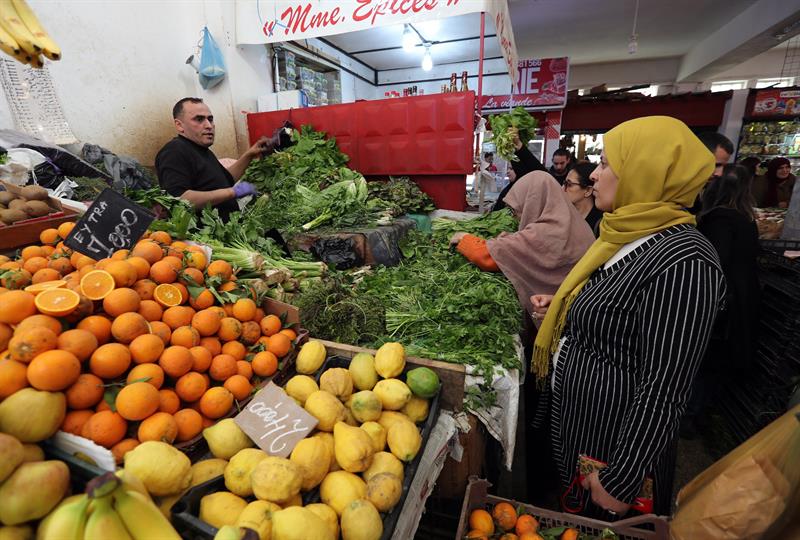 Personas compran frutas y verduras en un mercado durante la primera jornada del ramadán, este lunes en Argel (Argelia).