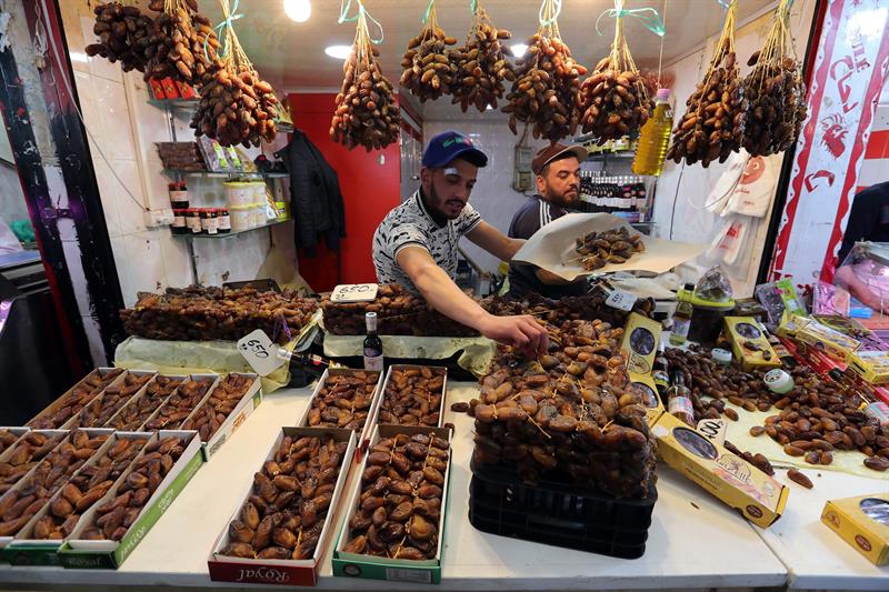  Vendedores exponen dátiles en un mercado durante la primera jornada del ramadán, este lunes en Argel (Argelia). 