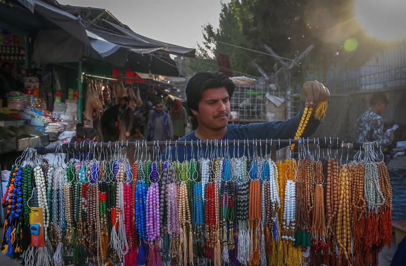  Un hombre vende artículos de bisutería durante el primer día del ramadán, este lunes en Kabul (Afganistán).