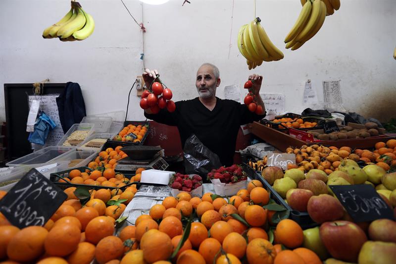 Un vendedor expone su género en un mercado durante la celebración de la primera jornada del ramadán, este lunes en Argel (Argelia).