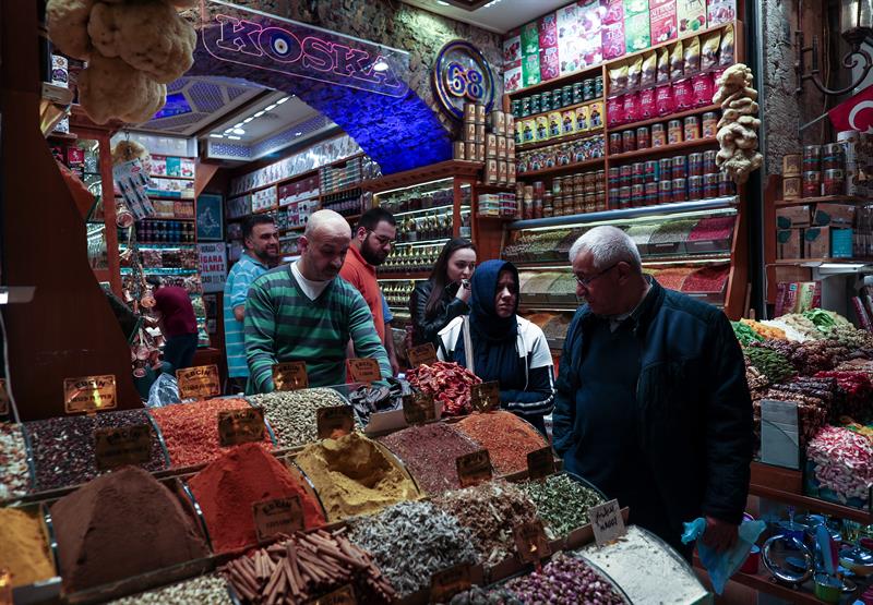  Varios personas acuden a un mercado durante la primera jornada del ramadán, este lunes en Estambul (Turquía).