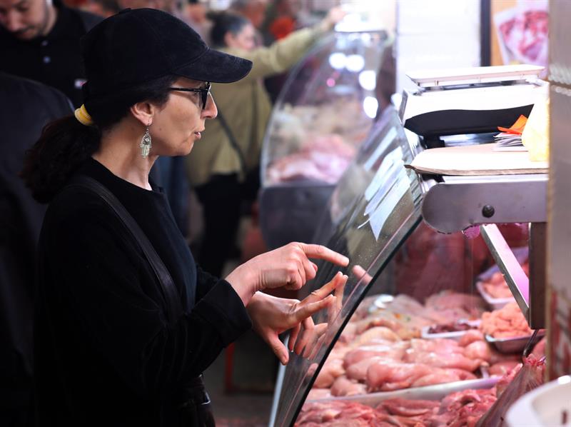  Una mujer compra carne en un mercado durante la primera jornada del ramadán, este lunes en Argel (Argelia). 