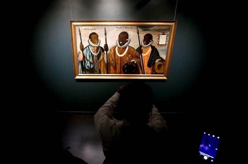 Expertos del Museo Nacional (MuNa) de Ecuador revisan la obra virreinal de 1599 "Los tres mulatos de Esmeraldas", este jueves, en Quito (Ecuador). 