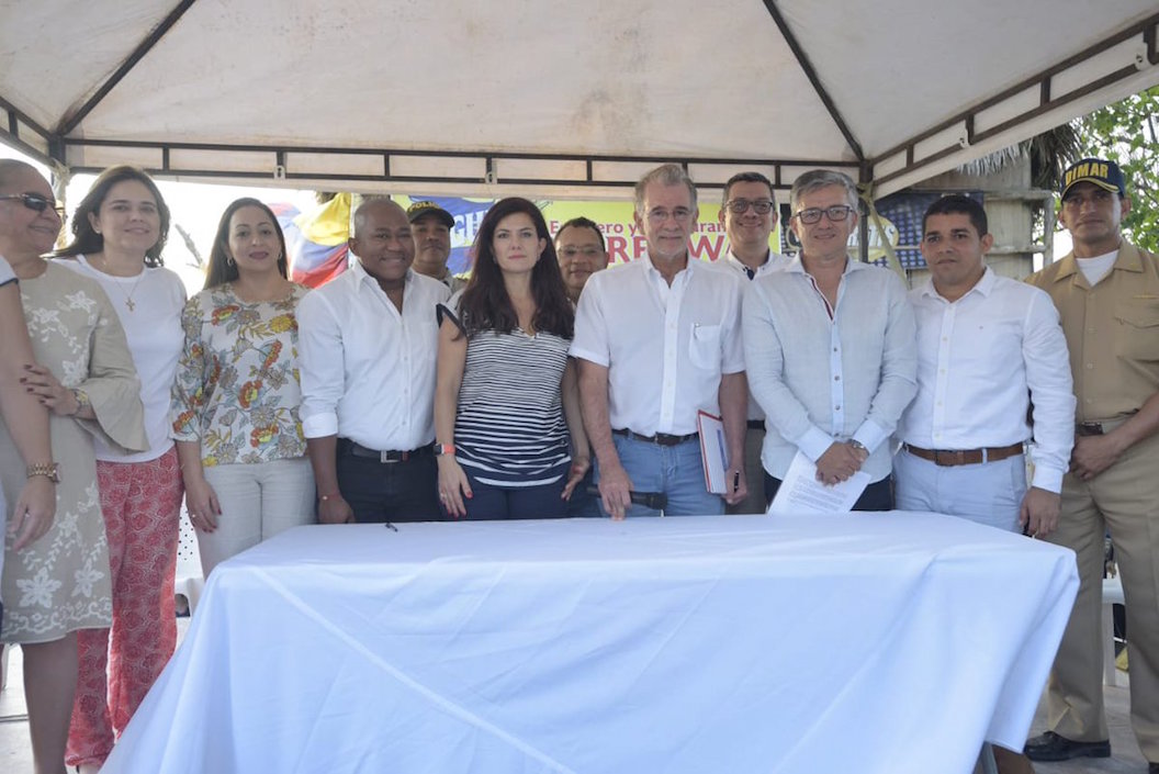 Lo único que hay de la reconstrucción del muelle de Puerto Colombia: La pomposa firma del acta de inicio.