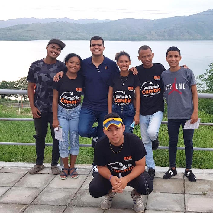 Con los jóvenes en el Mirador de la Laguna de Luruaco.