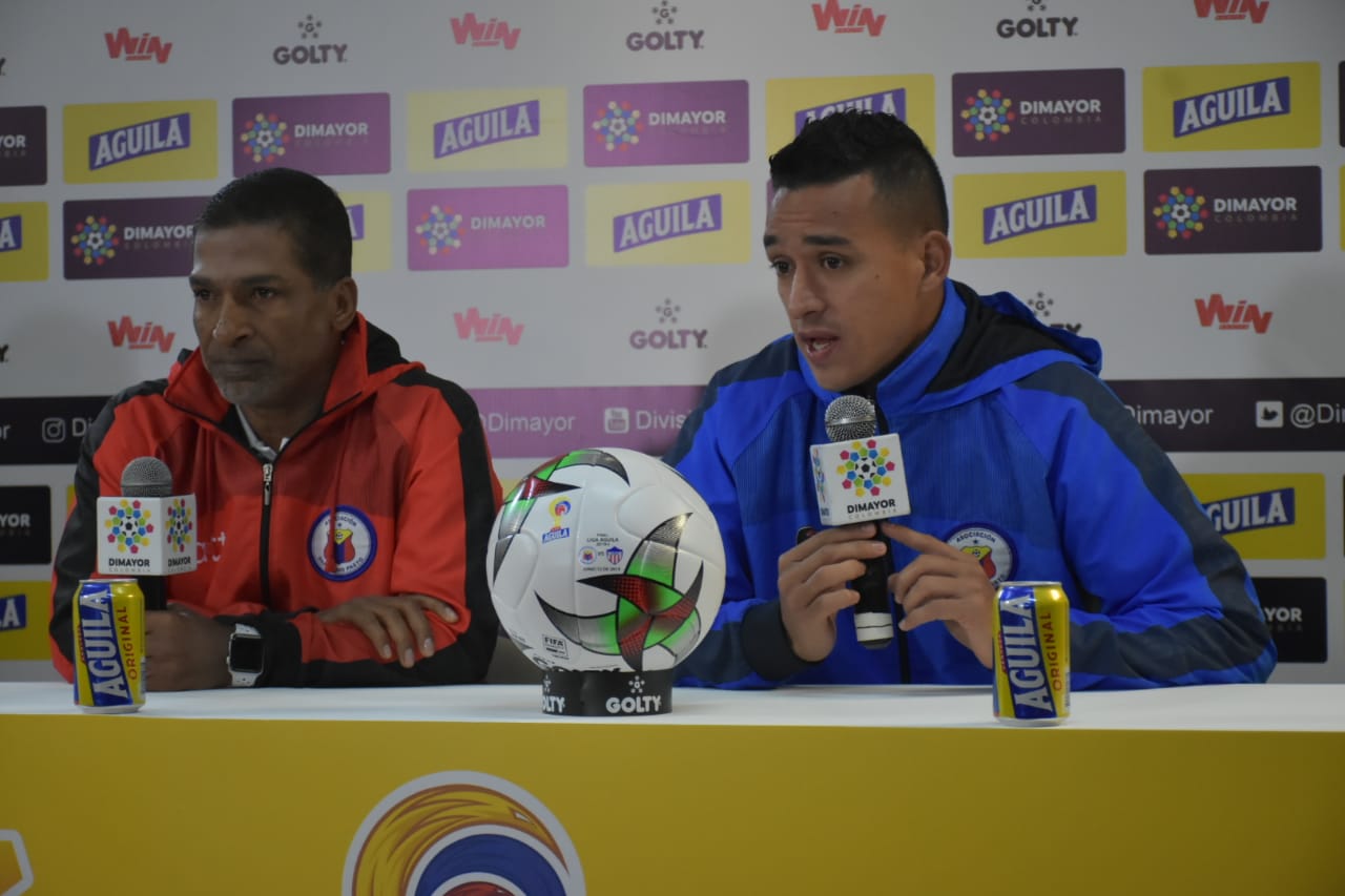 El técnico del Pasto, Alexis García, y el capitán del equipo, Camilo Ayala.
