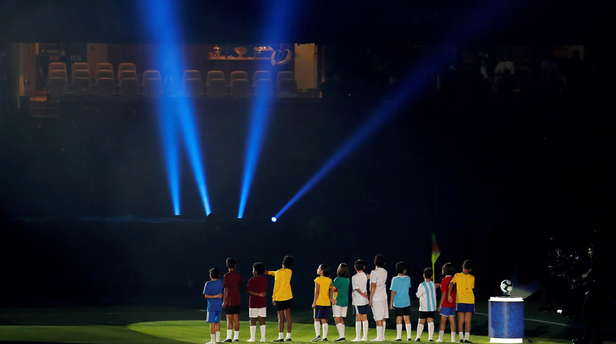 Niños participan en la ceremonia inaugural antes del partido entre Brasil y Bolivia