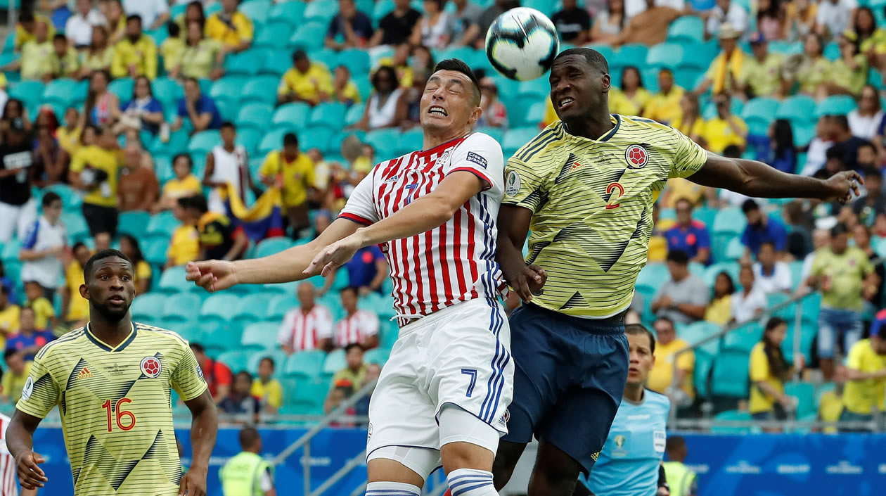 Cristian Zapata (d) de Colombia disputa un balón con Oscar Cardozo de Paraguay durante el partido Colombia-Paraguay