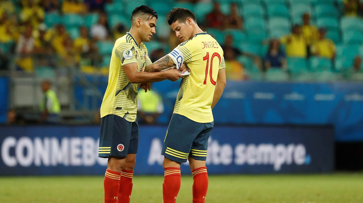 James Rodríguez (d) de Colombia recibe la banda de capitán de parte de Falcao García