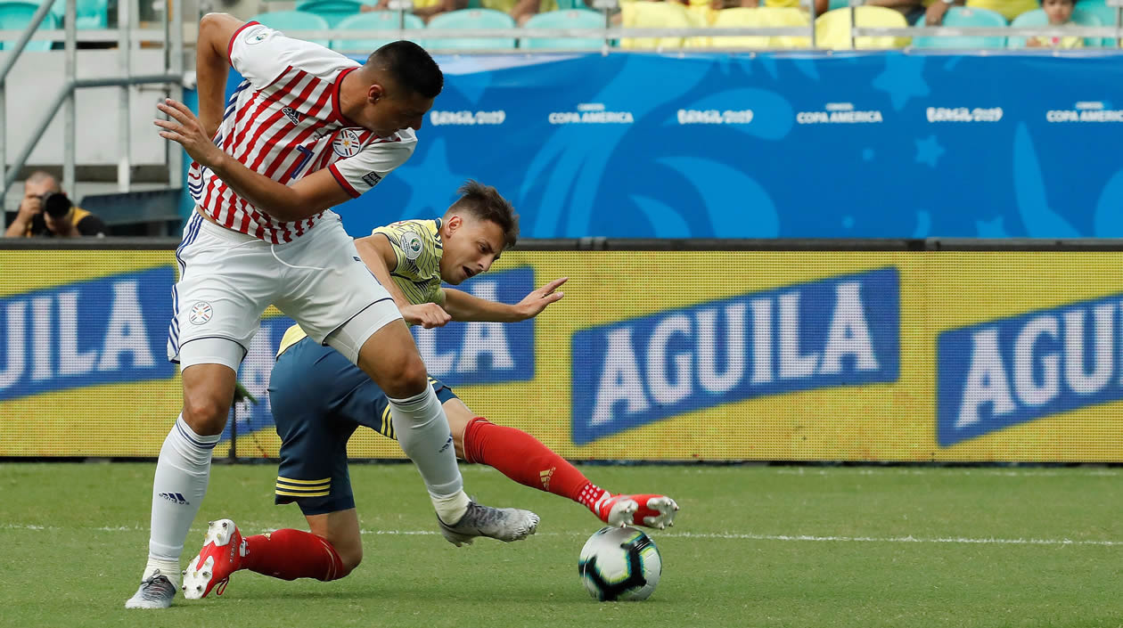 Santiago Arias (d) disputa el balón con Óscar Cardozo de Paraguay, durante el partido