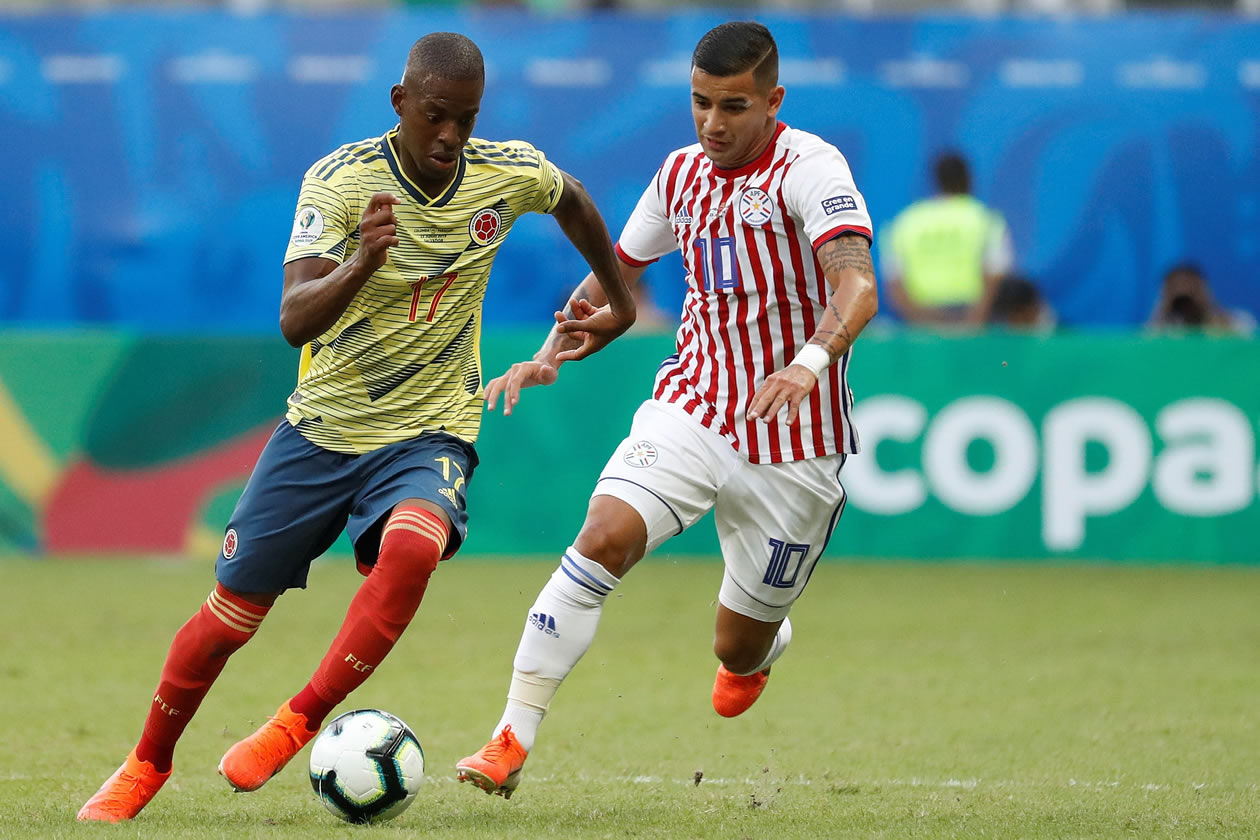  Colombia Jefferson Lerma (i) disputa el balón con Derlis González de Paraguay