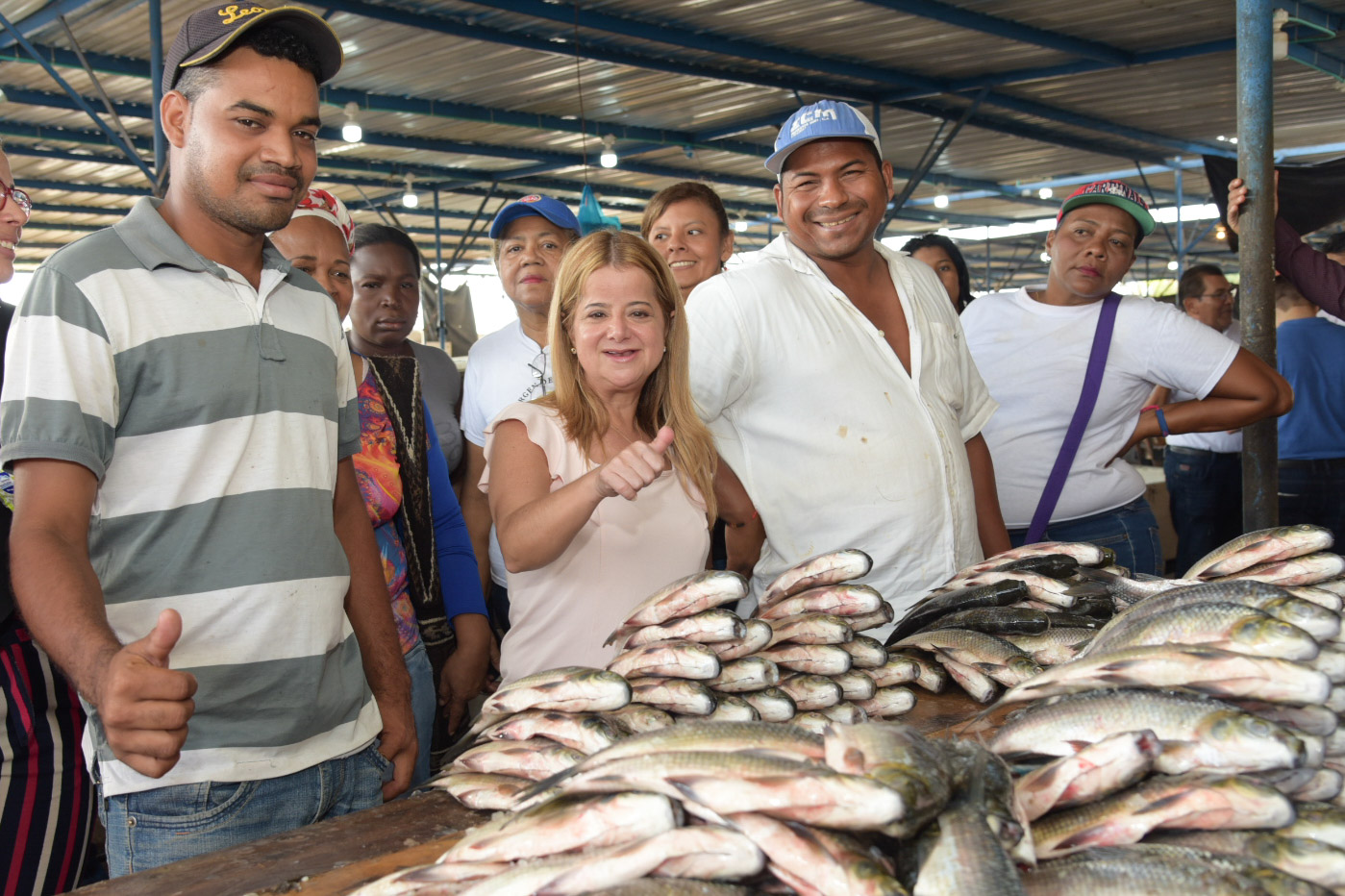 Elsa Noguera con los vendedores de pescado.