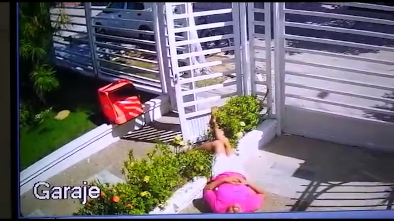 La mujer cayó al suelo tras recibir el impacto de bala.