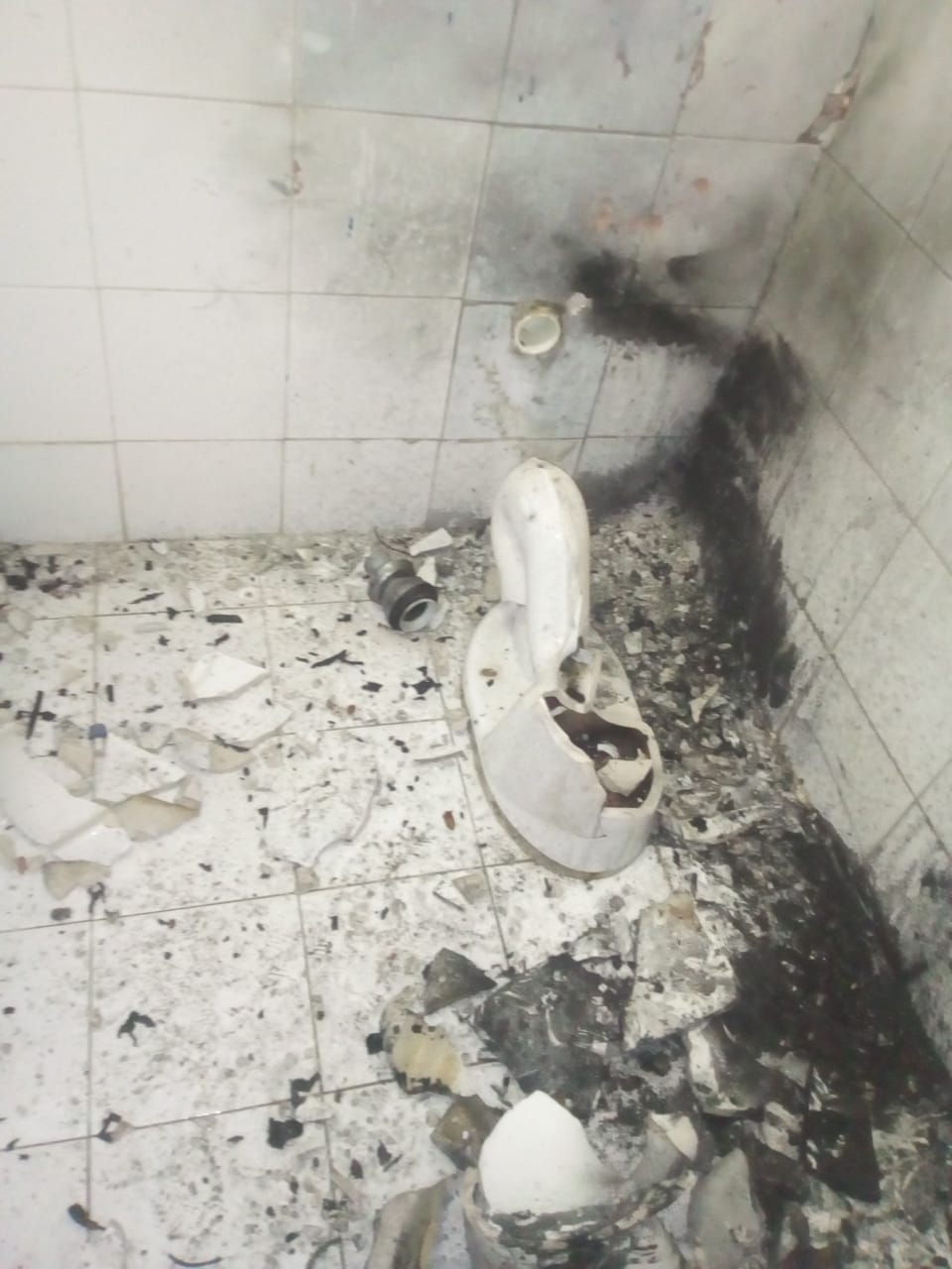 El baño en donde se encontraba el artefacto explosivo.