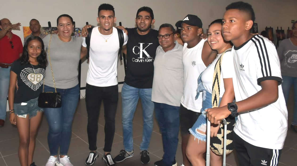 Luis Díaz posa con la familia que lo despidió en el aeropuerto.