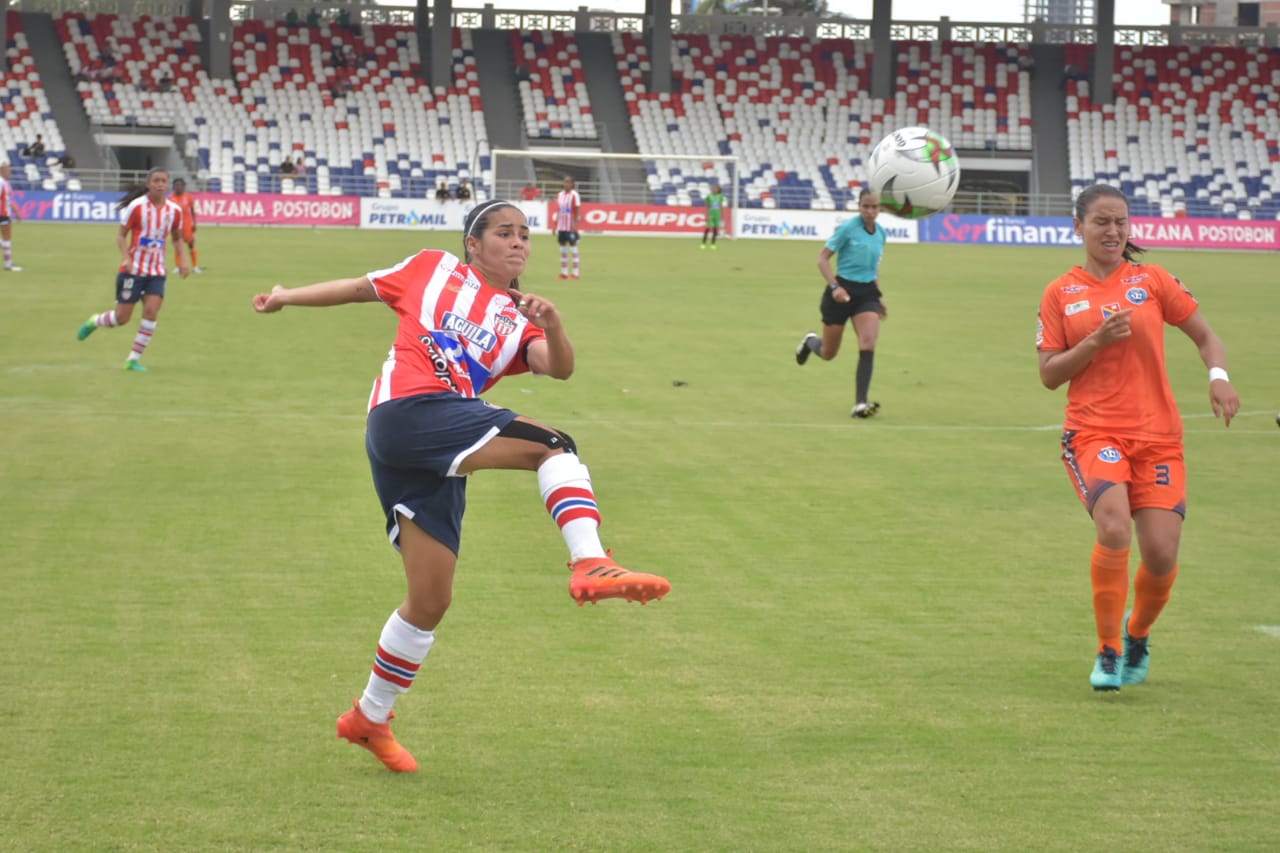 La venezolana Karla Torres buscando su gol en el encuentro.