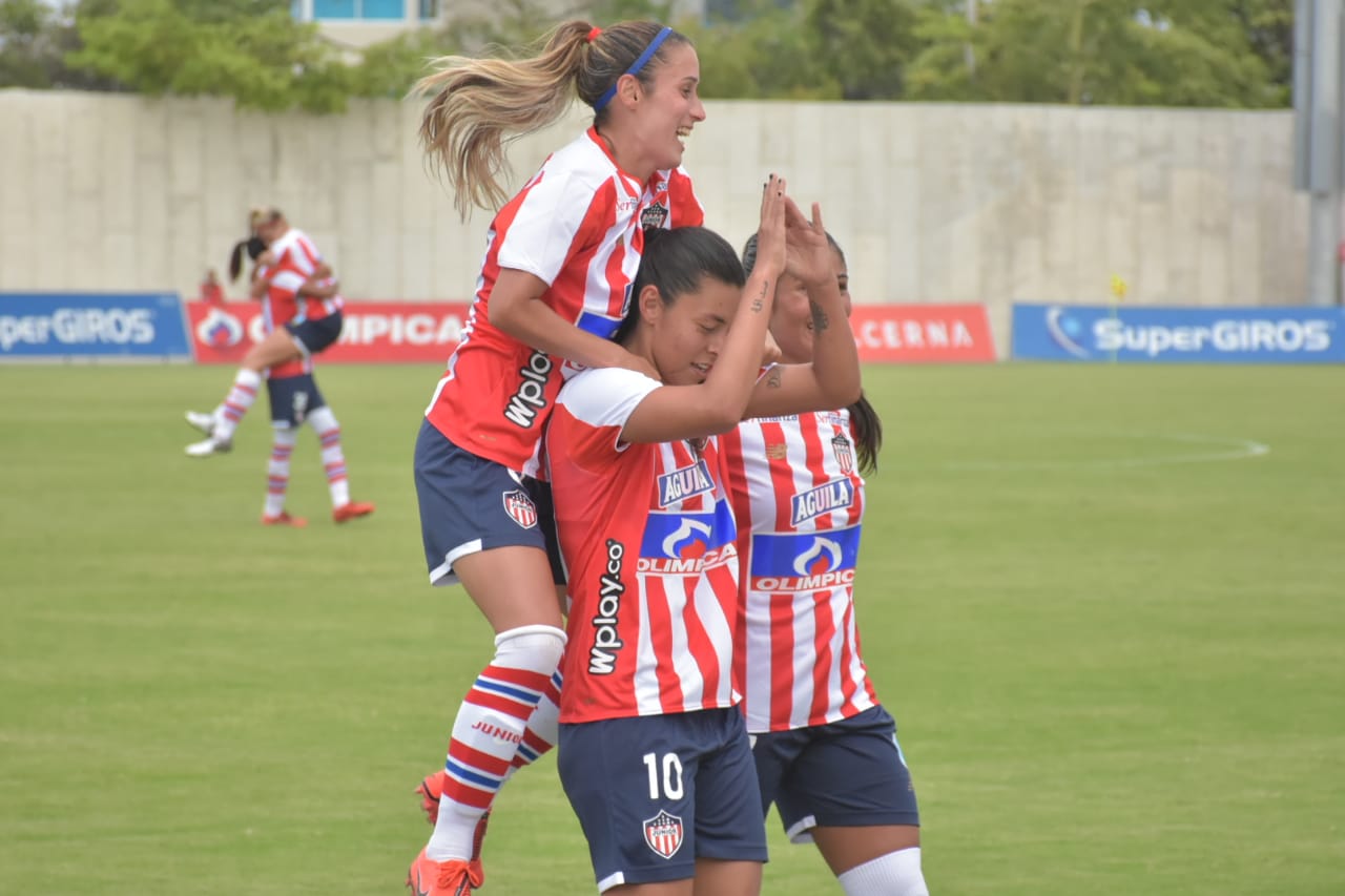 Daniela Montoya abraza a la número '10' del equipo.