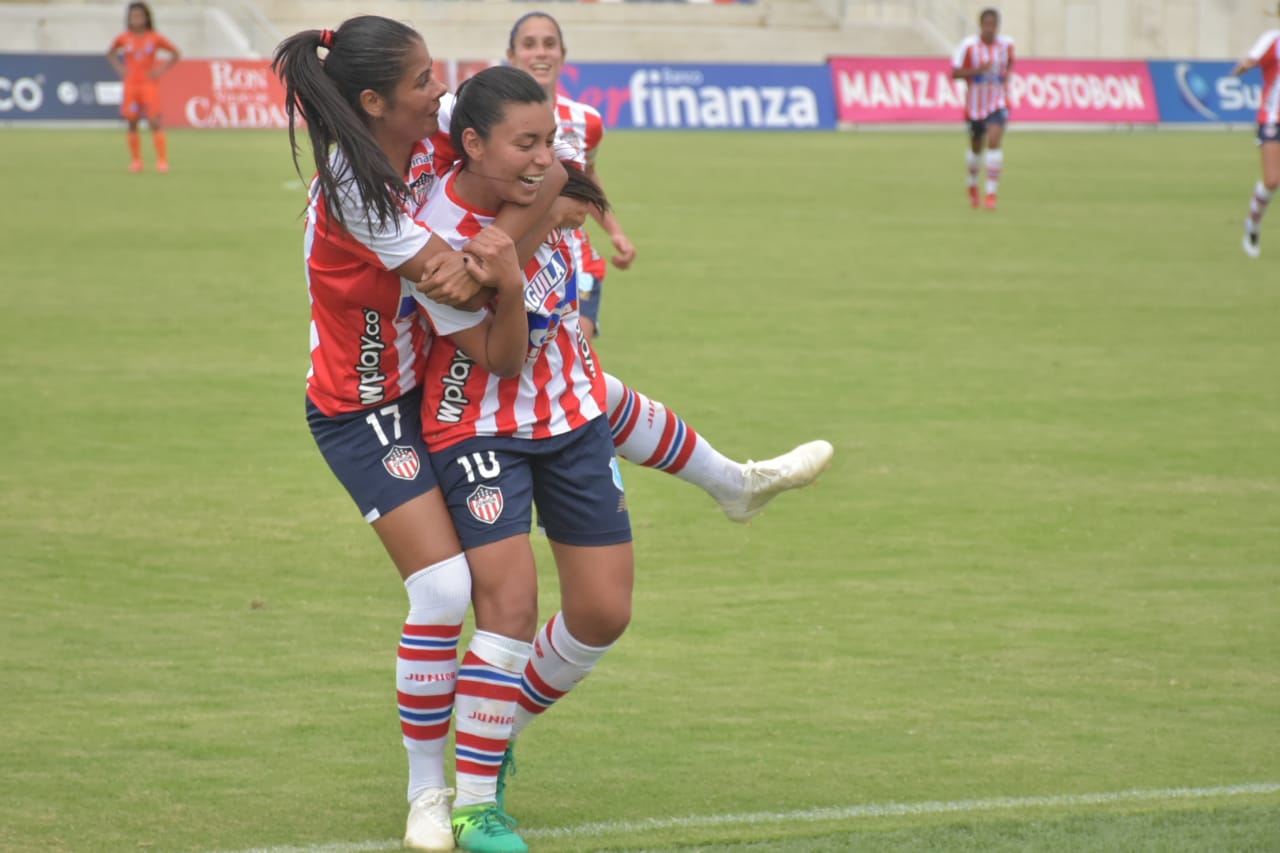 Renata Arango celebra con la volante Yoreli Rincón, el segundo gol de las Tiburonas.