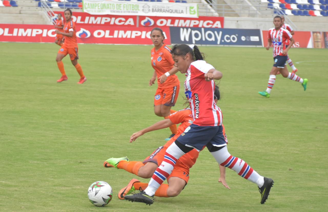 La juvenil Iranis Centeno volvió a desplegar su talento en el estadio Romelio Martínez.