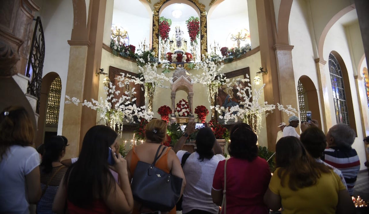 Nutrida asistencia de público a las eucaristías en la Iglesia Nuestra Señora del Carmen.