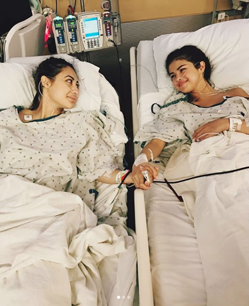 Selena Gómez con su amiga Francia Raisa, minutos antes del transplante de riñón.
