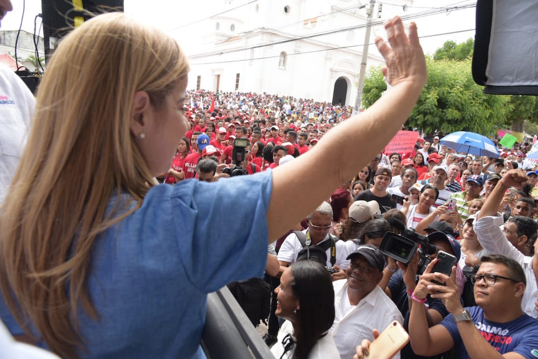 La candidata a la Gobernación, Elsa Noguera, saludando al público en la Plaza Central