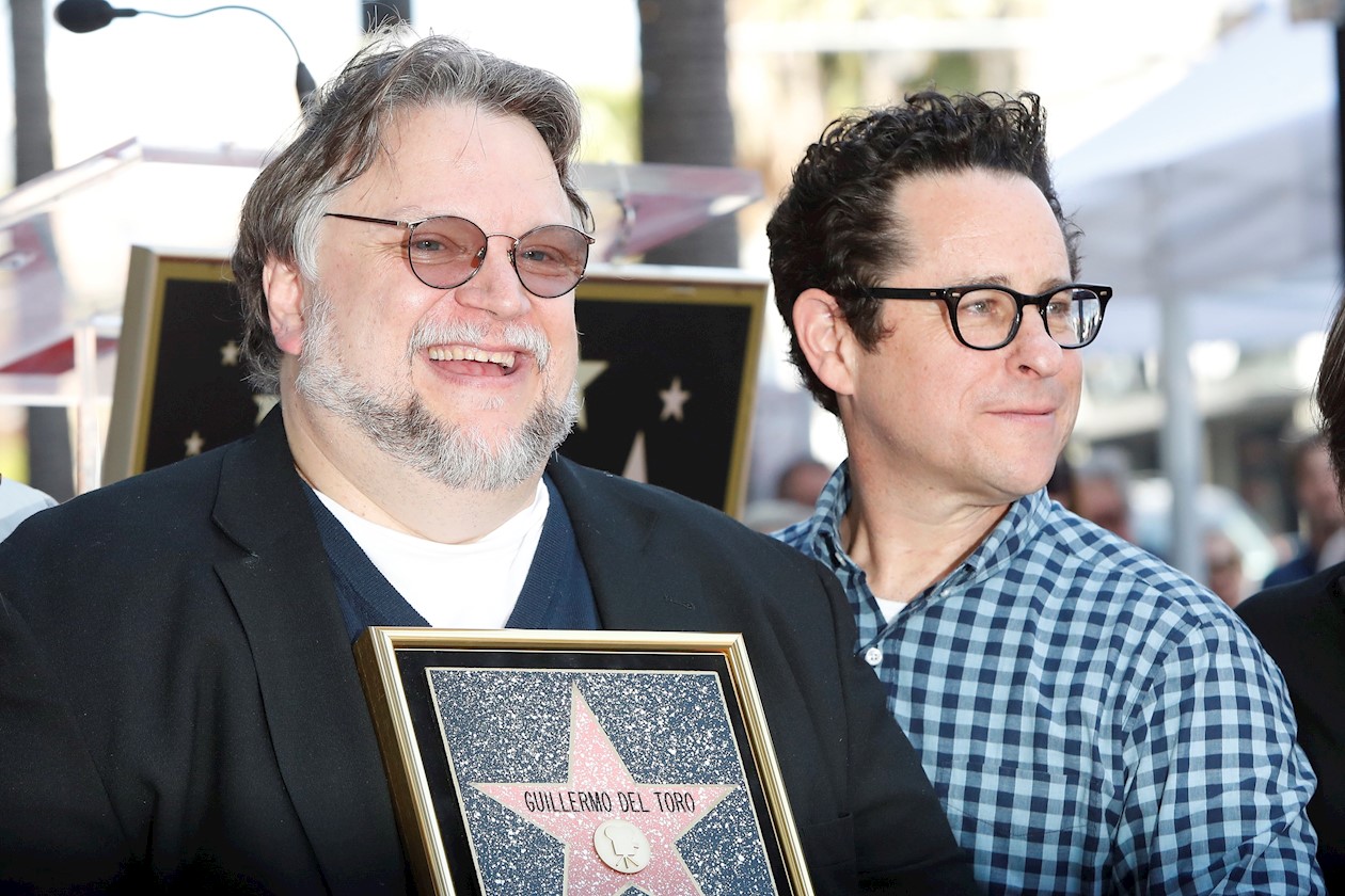 El cineasta mexicano Guillermo Del Toro y su colega J.J. Abrams.