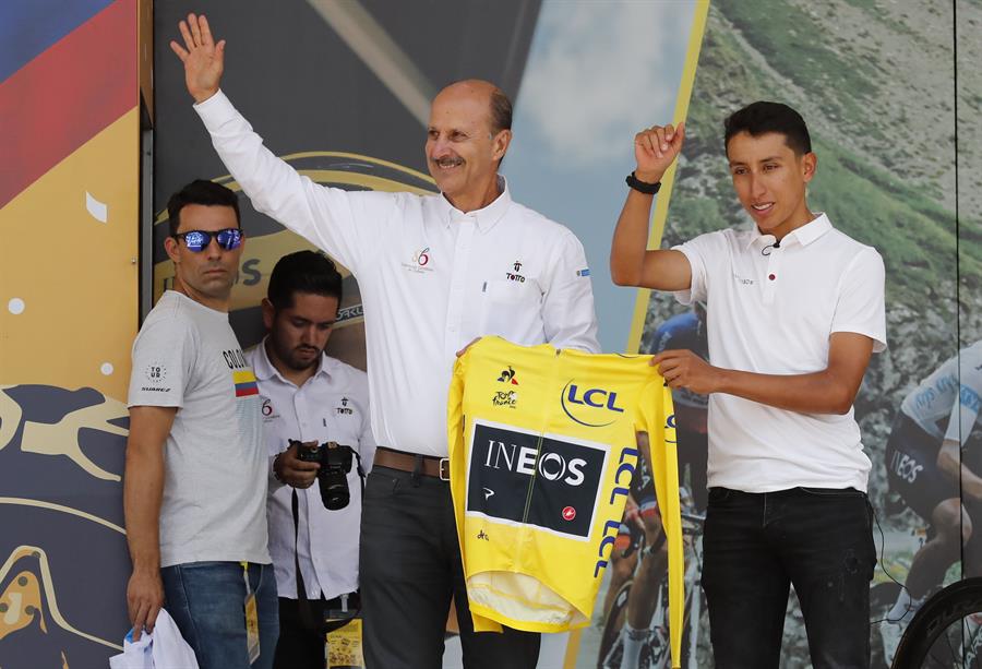 El ciclista colombiano Egan Bernal (d), ganador del Tour de Francia 2019, posa con el presidente de la Federación Colombiana de Ciclismo, Jorge Ovidio González.