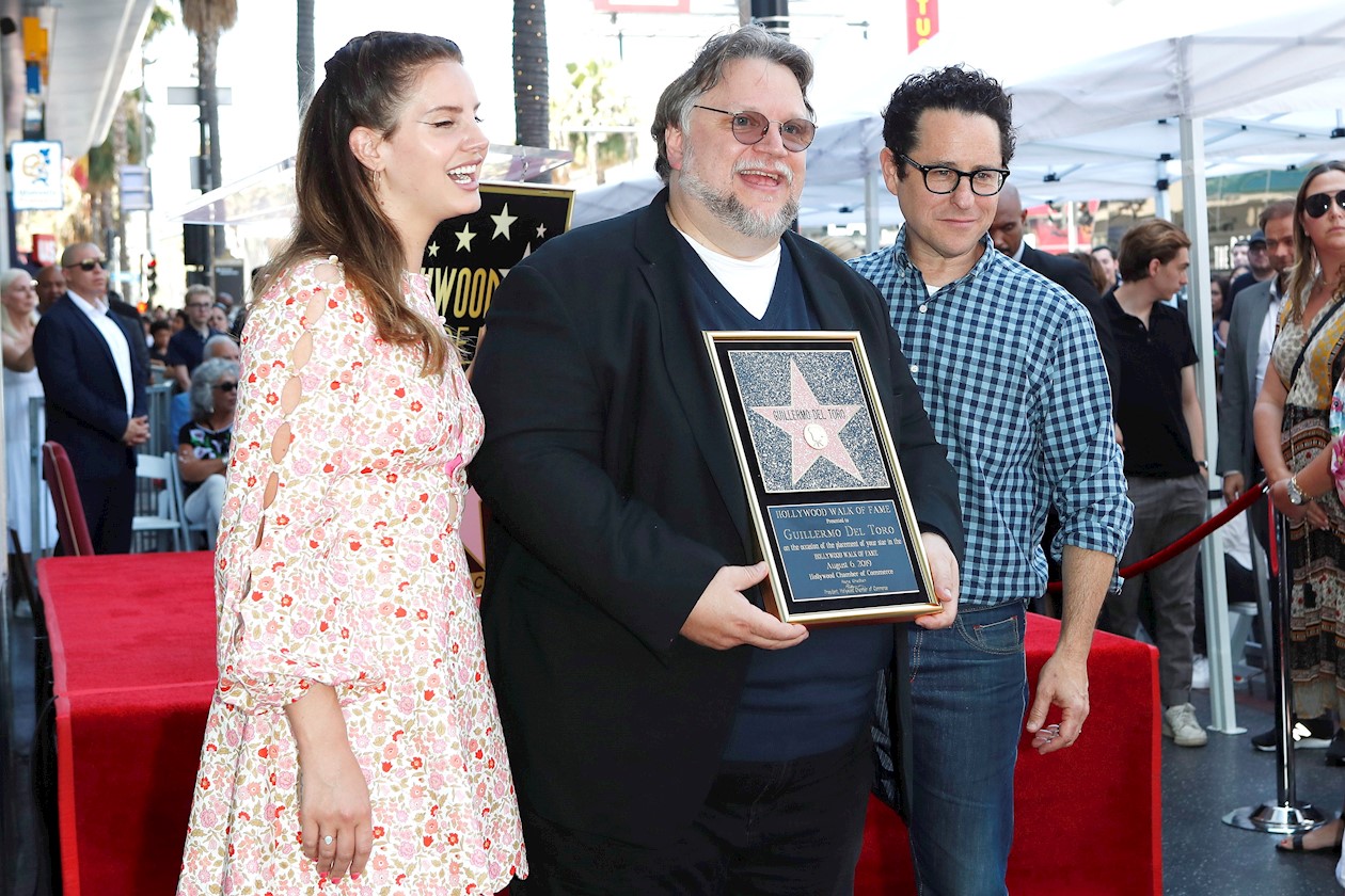 Guillermo Del Toro junto a la cantante Lana del Rey y el director J.J. Abrams.