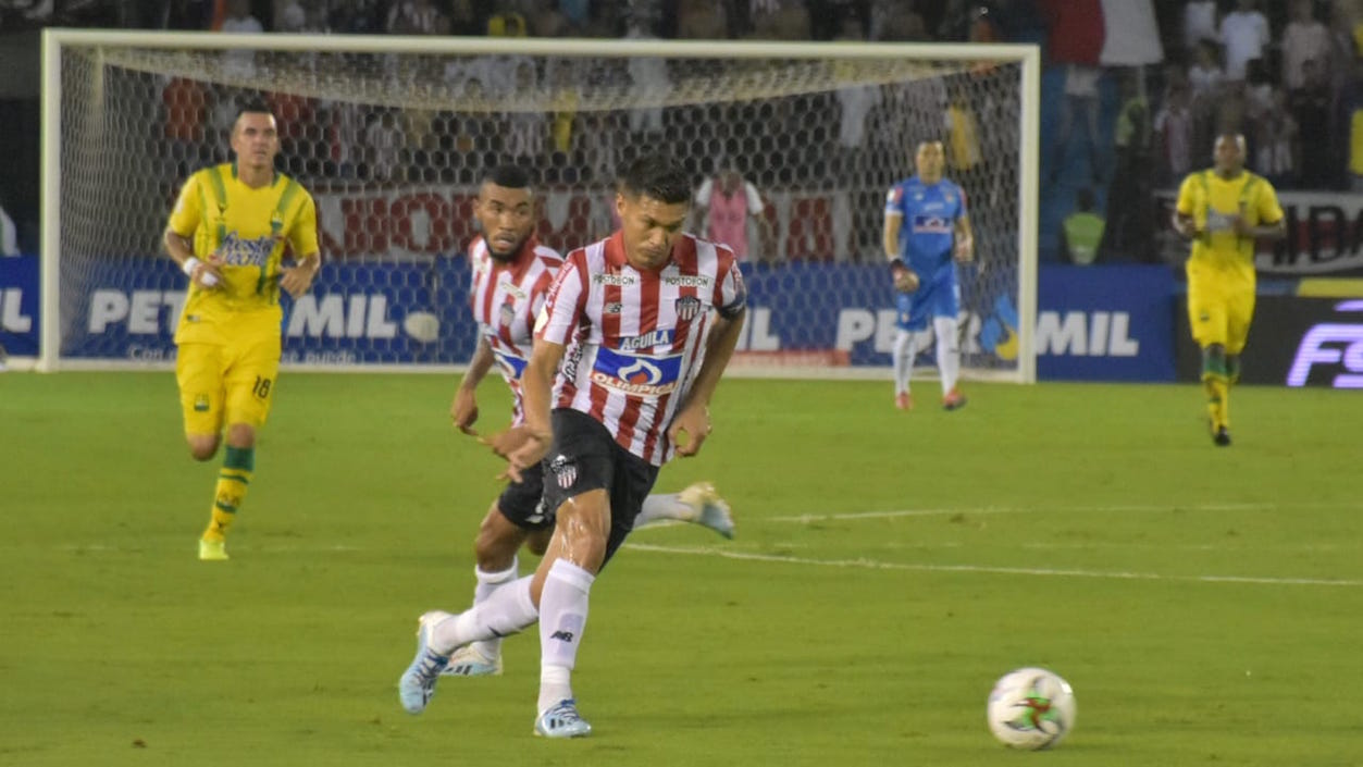 Teófilo Gutiérrez dominando el balón en un ataque de los 'tiburones'.