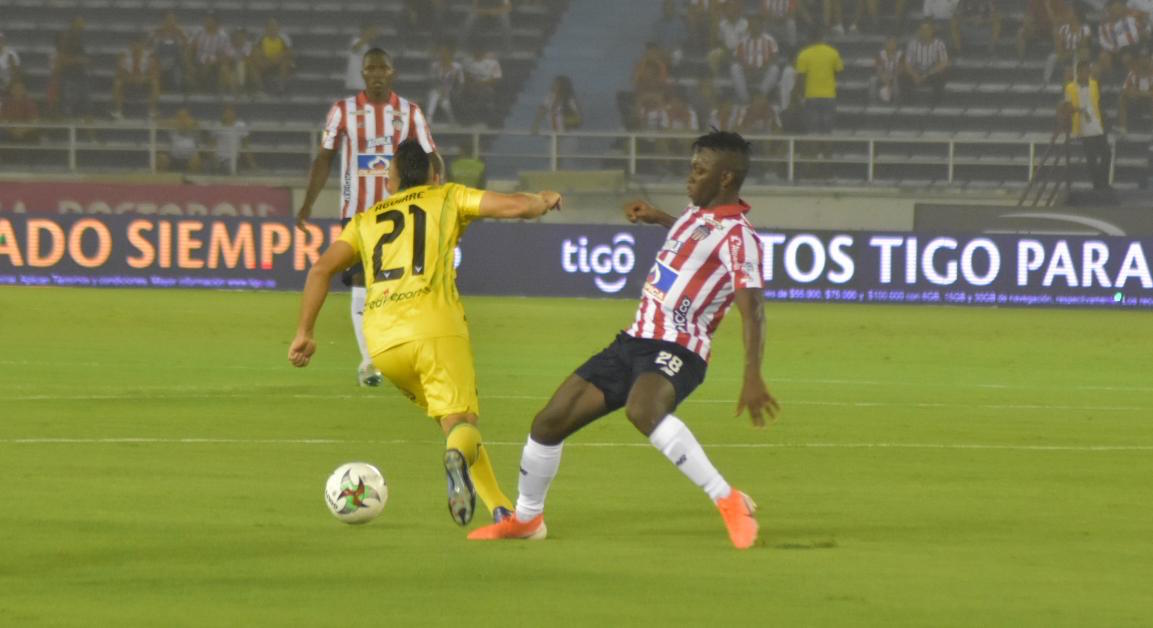 Edwuin Cetré disputando un balón con Jorge Aguirre.