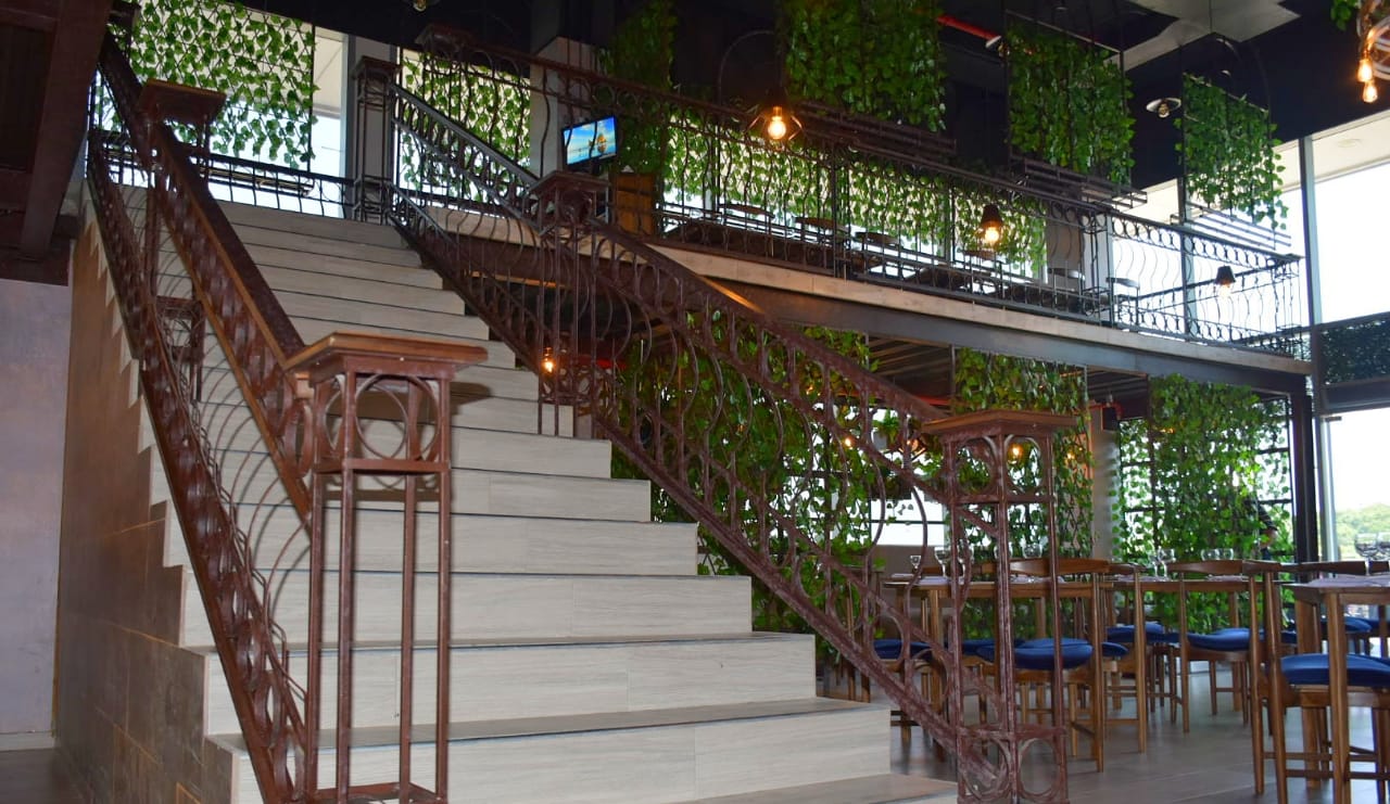 El restaurante Andros también cuenta con un segundo piso, un espacio más privado para los comensales.