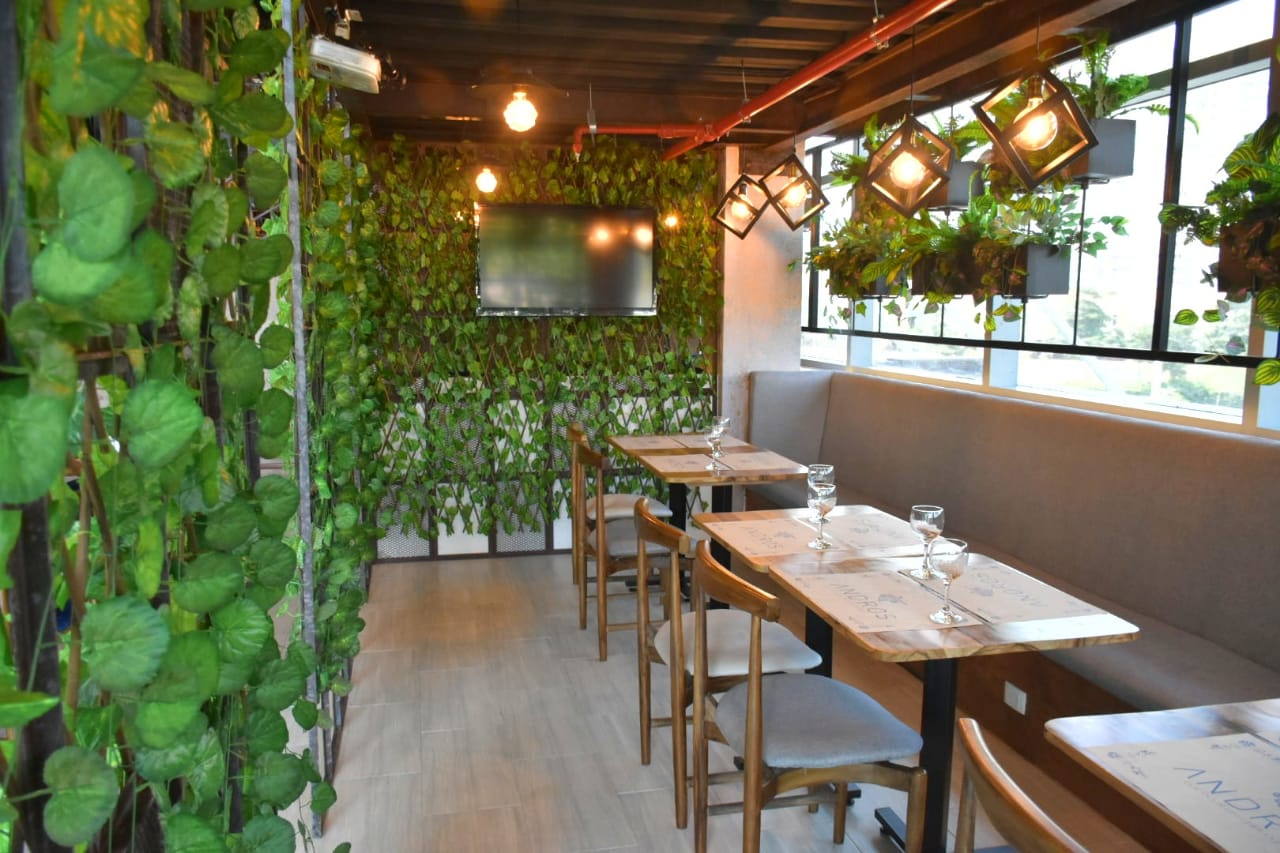 La vegetación predomina en el restaurante Andros.